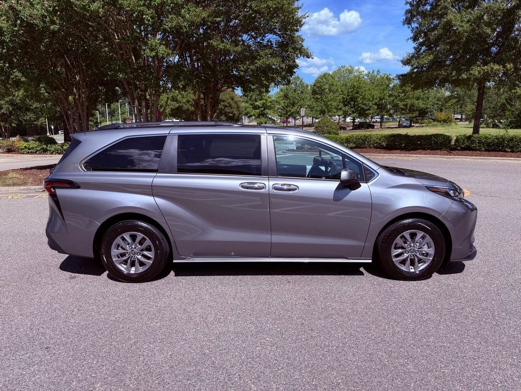Used 2026 Toyota Sienna XLE FWD image 16