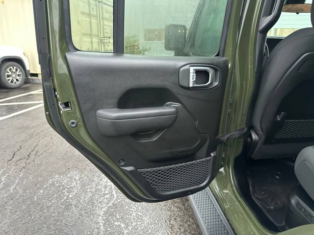 Used 2024 Jeep Wrangler Unlimited Rubicon 4xe w/ Convenience Group AWD/4WD image 16