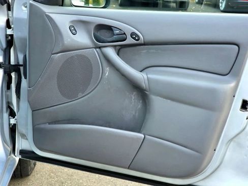 Used 2004 Ford Focus SE image 25