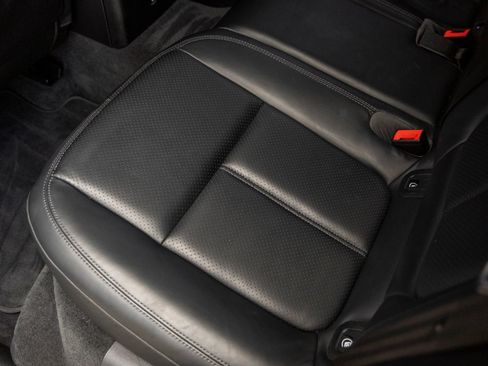 Certified 2023 Porsche Macan AWD/4WD image 33