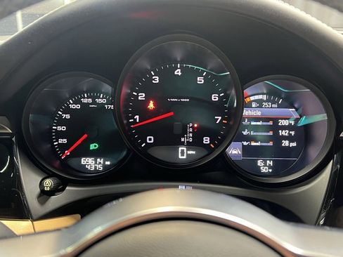 Used 2018 Porsche Macan w/ Premium Package image 26