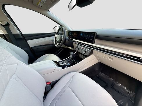 Certified 2025 Hyundai Tucson SE image 26