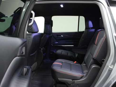 Used 2025 Chevrolet Traverse RS image 13