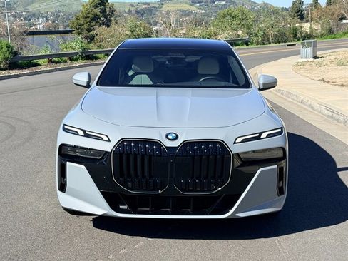 Used 2025 BMW 760i xDrive image 4
