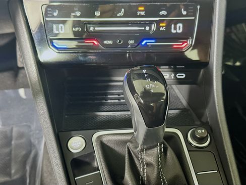 Used 2025 Volkswagen Jetta SE FWD image 23