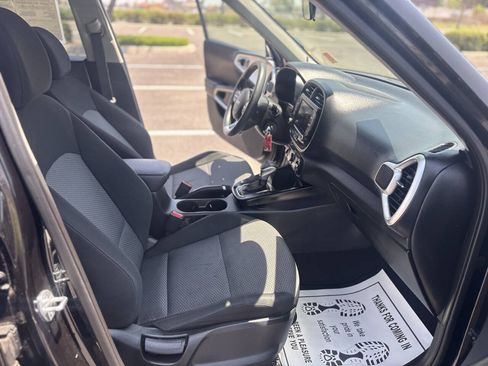Used 2023 Kia Soul LX w/ LX Technology Package FWD image 14