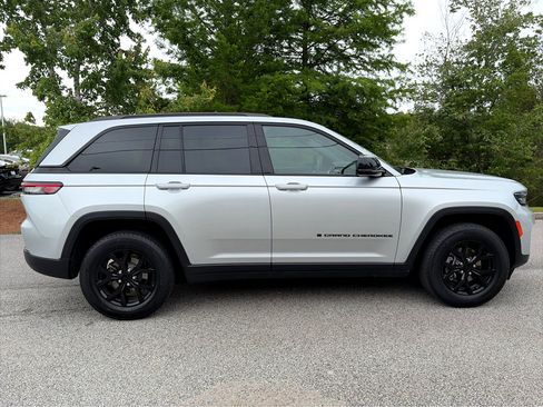 Used 2024 Jeep Grand Cherokee Altitude AWD/4WD image 28