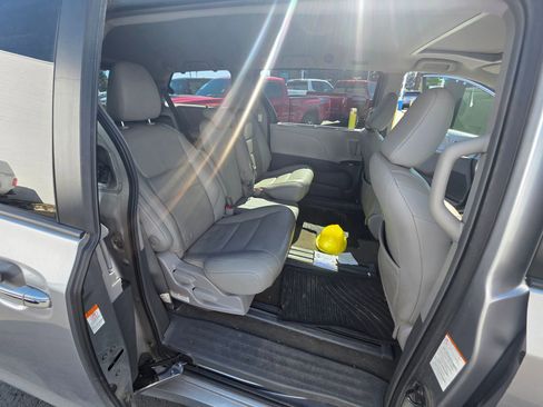 Used 2018 Toyota Sienna XLE FWD image 14