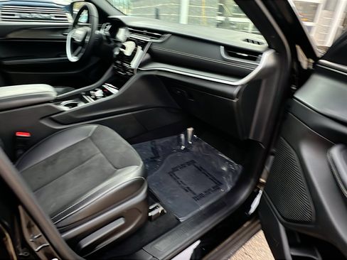 Used 2025 Jeep Grand Cherokee L Altitude image 20