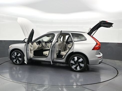 Certified 2025 Volvo XC60 T8 Plus w/ Protection Package Premier AWD/4WD image 36