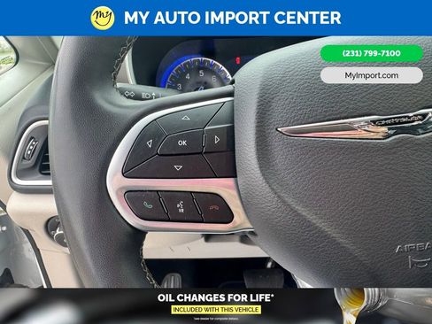 Used 2023 Chrysler Pacifica Touring-L FWD image 12