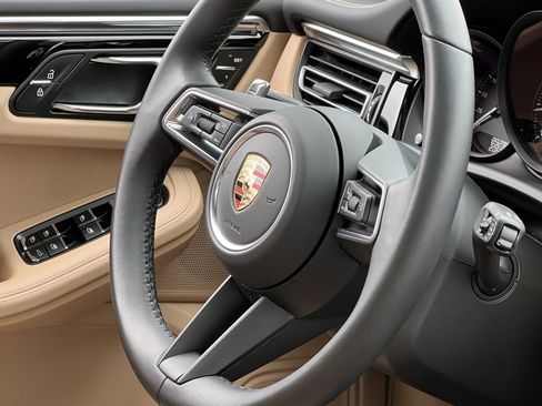 Certified 2025 Porsche Macan image 22