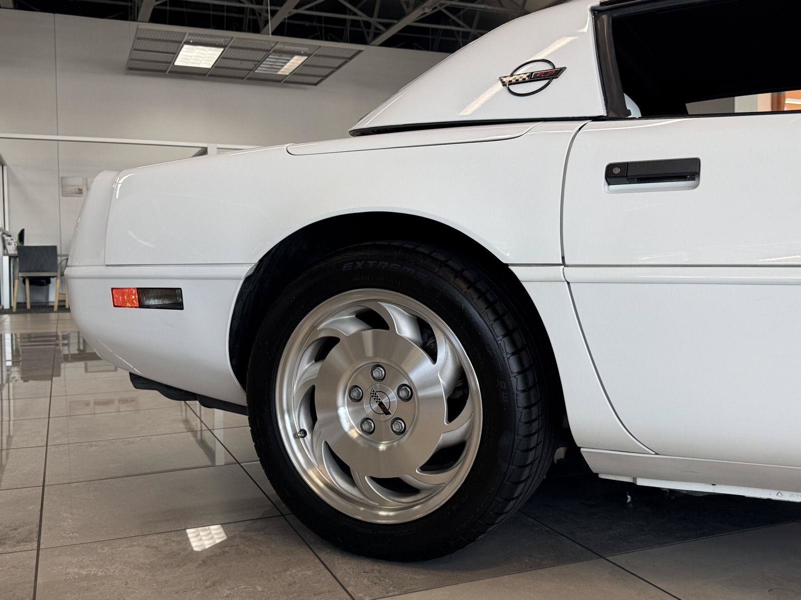 Used 1993 Chevrolet Corvette Convertible RWD image 16