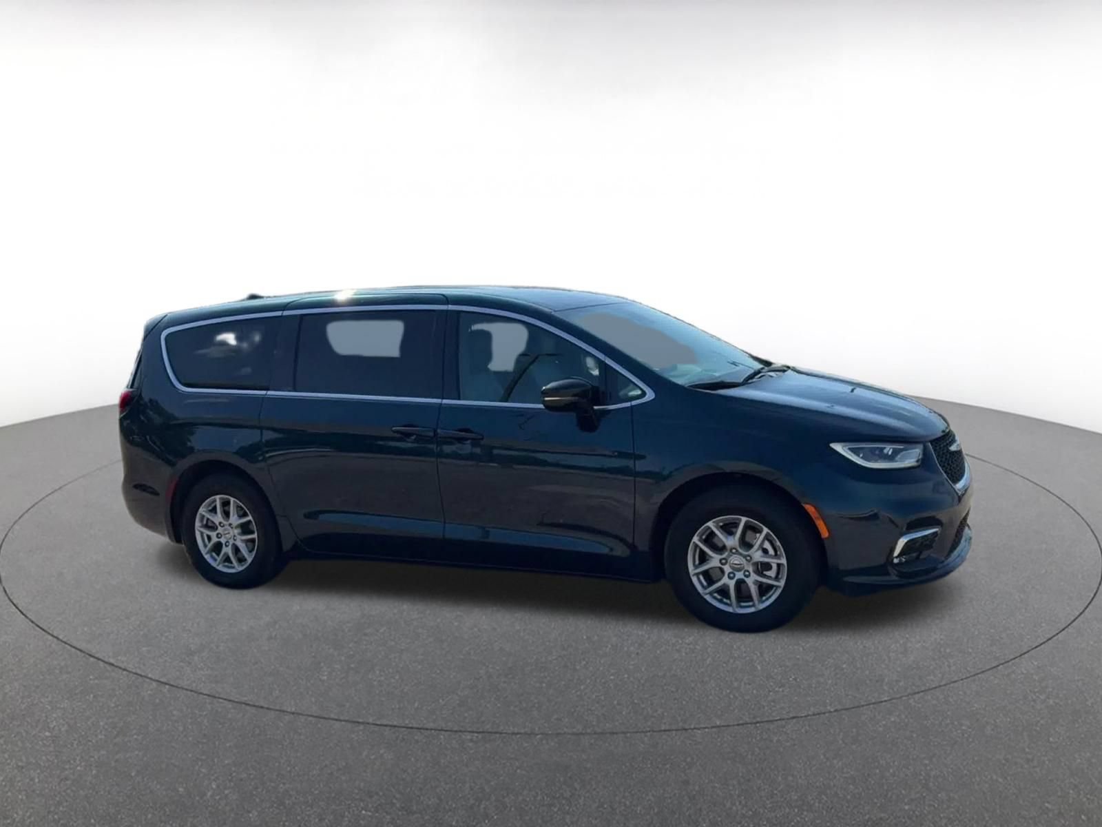 Used 2025 Chrysler Pacifica Select FWD image 2