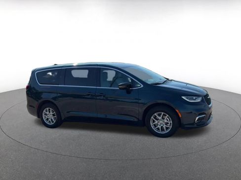 Used 2025 Chrysler Pacifica Select FWD image 2