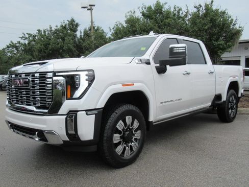 Used 2025 GMC Sierra 2500 Denali w/ Denali Reserve Package AWD/4WD image 3