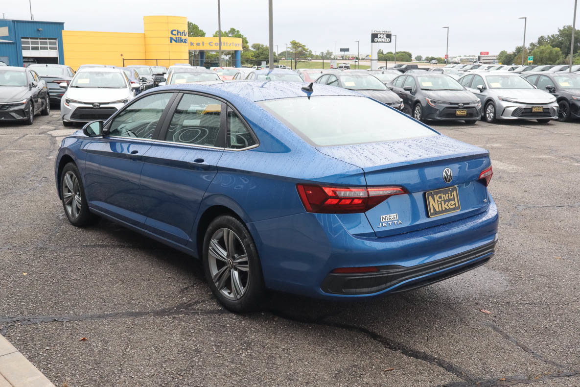 Used 2024 Volkswagen Jetta SE FWD image 4