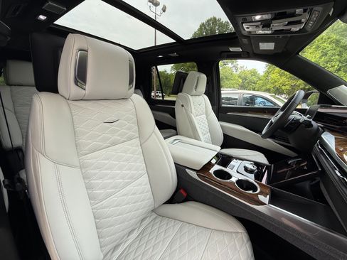 Used 2025 Cadillac Escalade Sport Platinum w/ LPO, Floor Liner Package AWD/4WD image 39