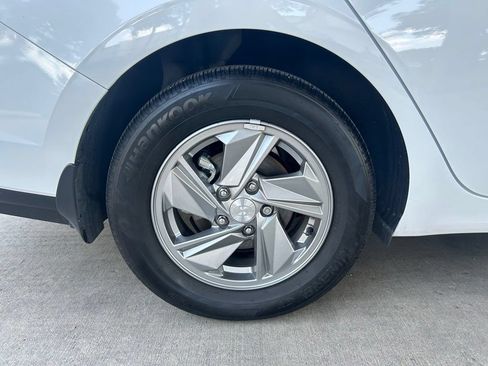 Used 2025 Hyundai Elantra SE FWD image 16