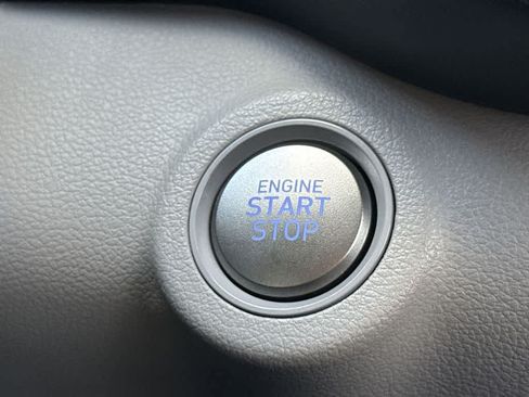 Used 2024 Hyundai Venue SEL FWD image 17