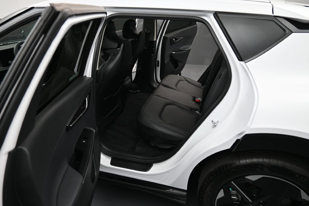 Used 2025 Kia EV6 Wind RWD image 10