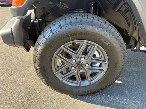 Used 2025 Jeep Wrangler Sport S AWD/4WD image 29