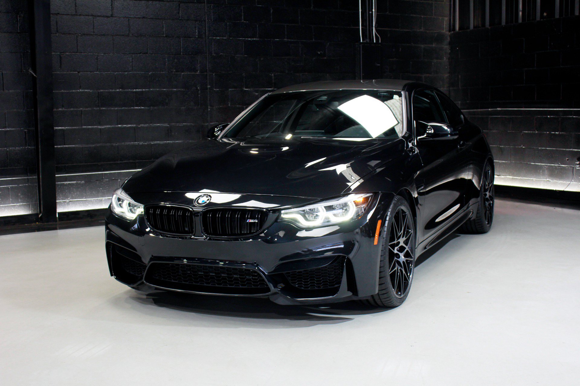 Used 2018 BMW M4 Coupe w/ Competition Package RWD image 5
