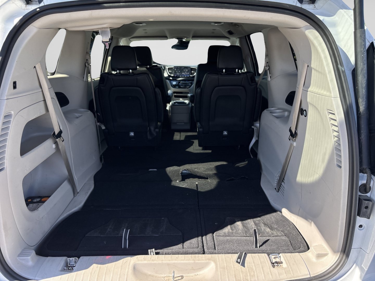 Used 2024 Chrysler Pacifica Touring-L FWD image 9