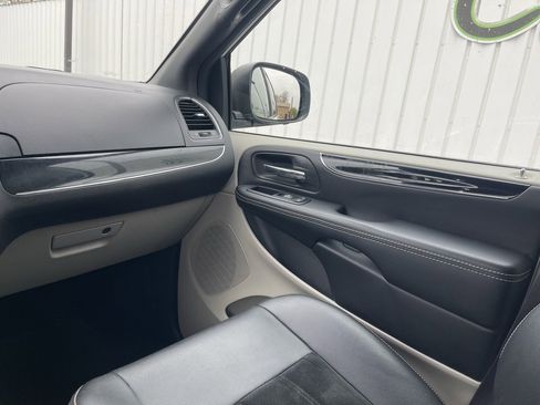 Used 2015 Dodge Grand Caravan SXT image 18