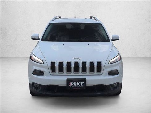 Used 2017 Jeep Cherokee Latitude FWD image 2