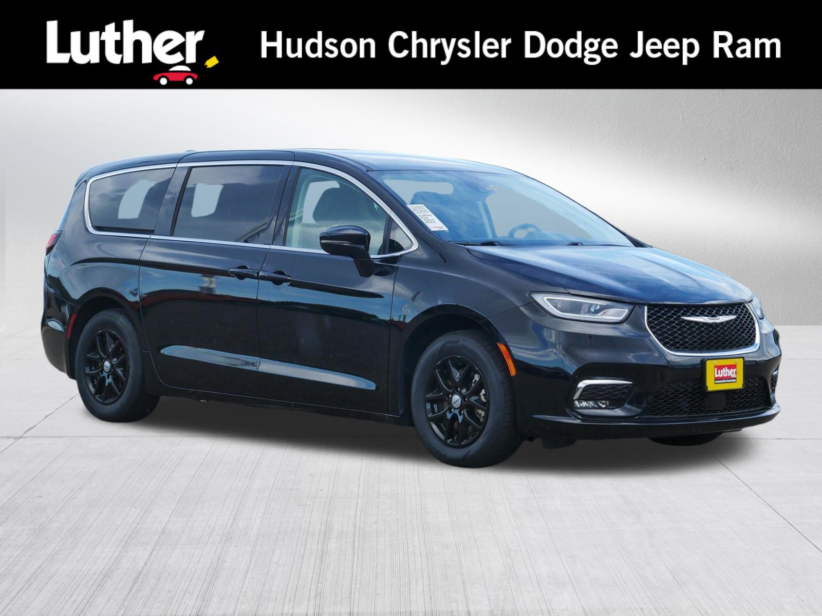 Used 2024 Chrysler Pacifica Touring-L FWD image 1