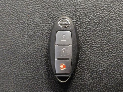 Used 2017 Nissan Titan SV image 32