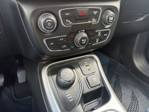 Used 2017 Jeep Compass Latitude w/ Popular Equipment Group AWD/4WD image 16