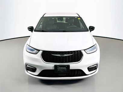 Used 2025 Chrysler Pacifica Select