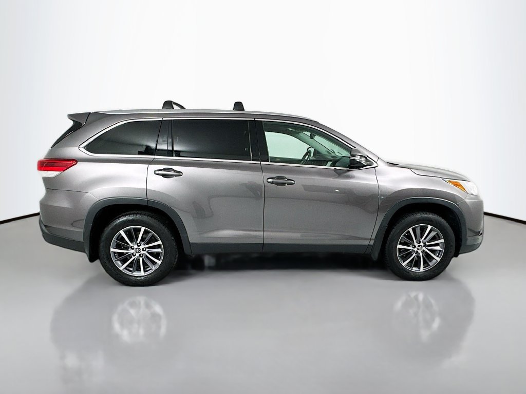 Used 2019 Toyota Highlander XLE AWD/4WD image 9