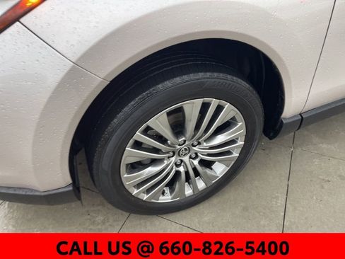 Used 2022 Toyota Venza Limited image 18
