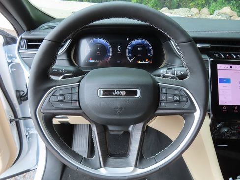 New 2025 Jeep Grand Cherokee Limited w/ Luxury Tech Group II image 4