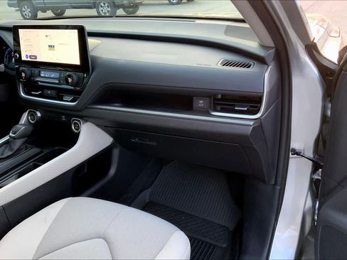 Used 2025 Toyota Grand Highlander FWD image 17
