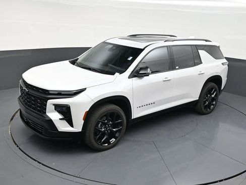 Used 2025 Chevrolet Traverse RS image 13