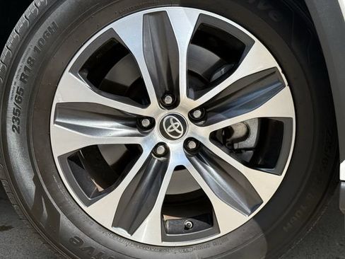 Used 2022 Toyota Highlander XLE AWD/4WD image 10