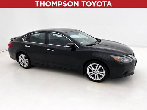 Used 2017 Nissan Altima 3.5 SL w/ 3.5SL Technology Package FWD image 1
