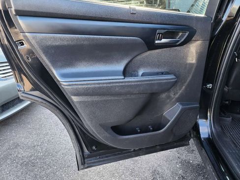 Used 2022 Toyota Highlander XLE image 14