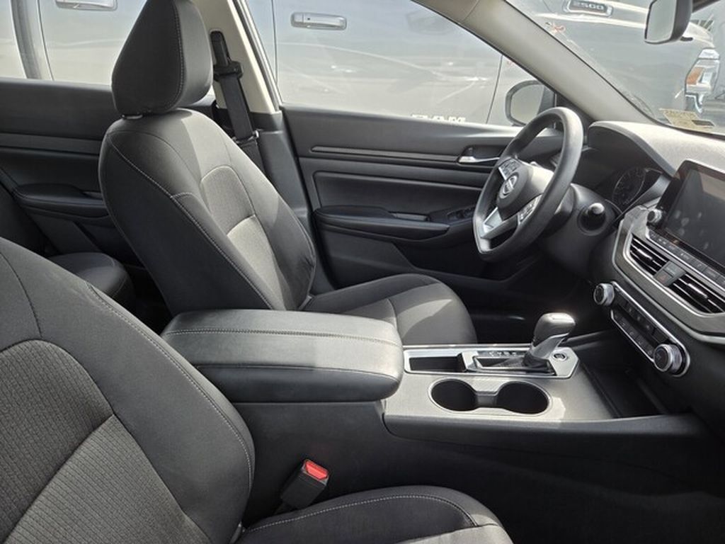 Used 2025 Nissan Altima 2.5 SV FWD image 5