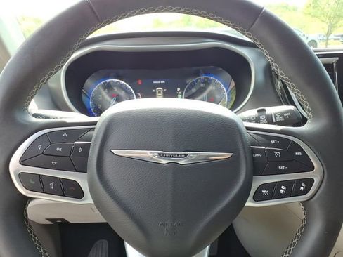 Used 2023 Chrysler Pacifica Touring-L FWD image 25