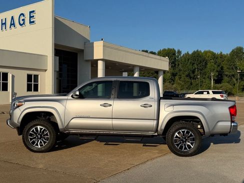 Used 2017 Toyota Tacoma SR5 w/ Tow Package AWD/4WD image 2