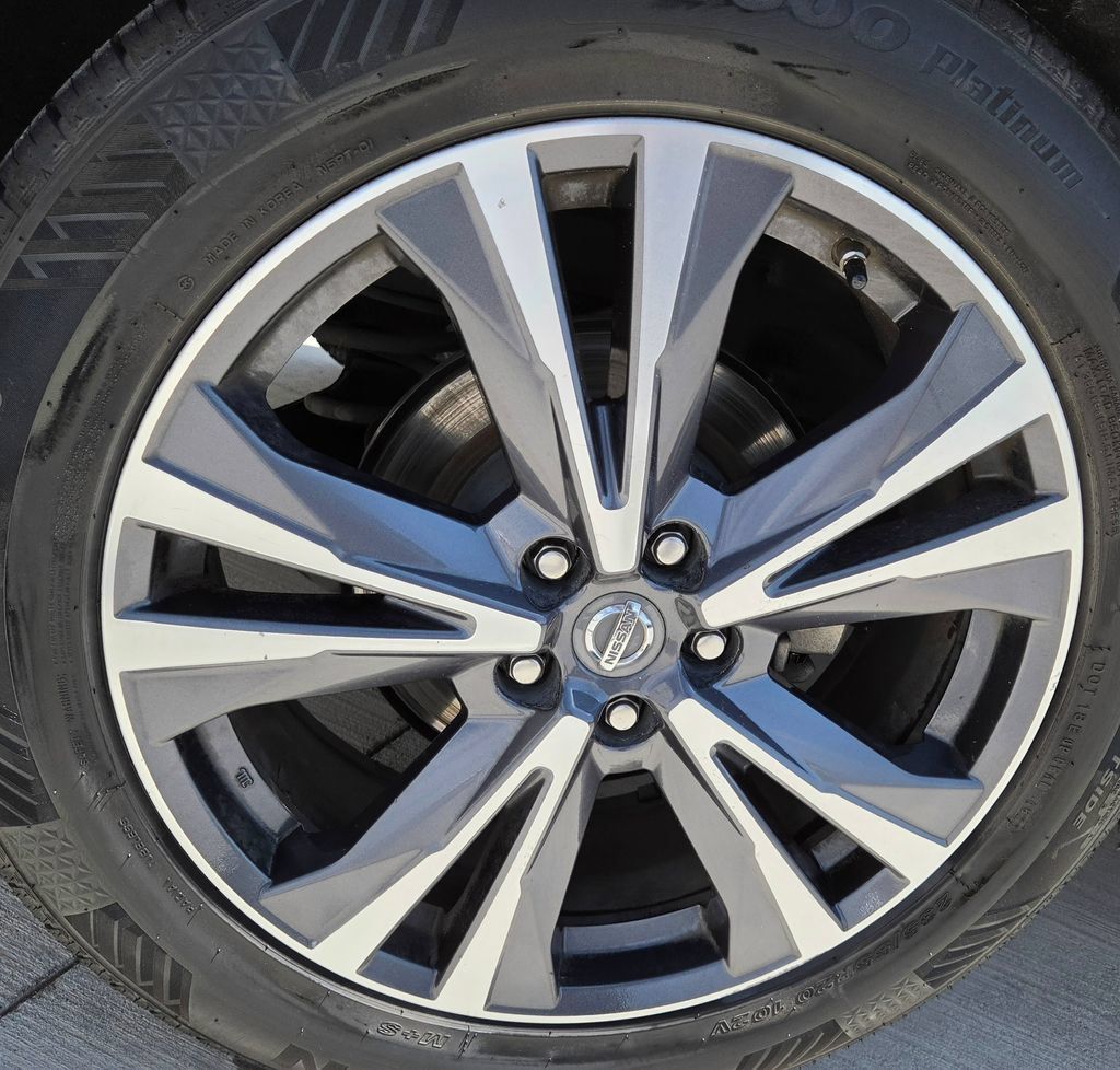 Used 2017 Nissan Pathfinder Platinum w/ Family Entertainment Package AWD/4WD image 10