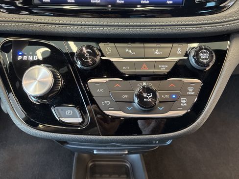 Certified 2025 Chrysler Pacifica Select FWD image 29