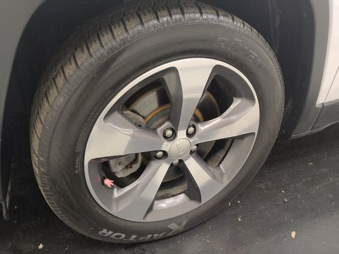 Used 2019 Jeep Cherokee Limited FWD image 31