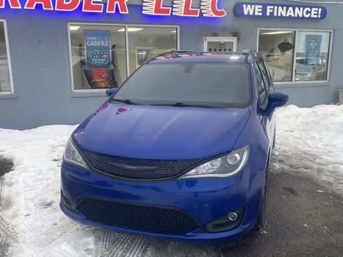 Used 2020 Chrysler Pacifica Touring-L Plus FWD image 2