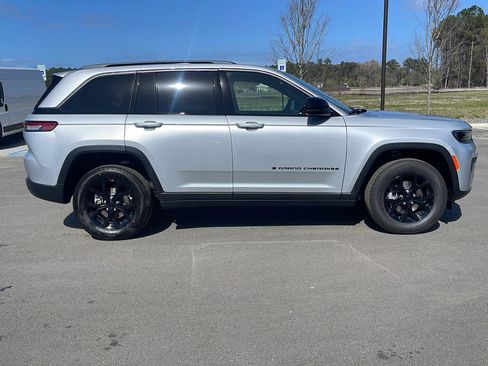 New 2026 Jeep Grand Cherokee Altitude AWD/4WD image 8